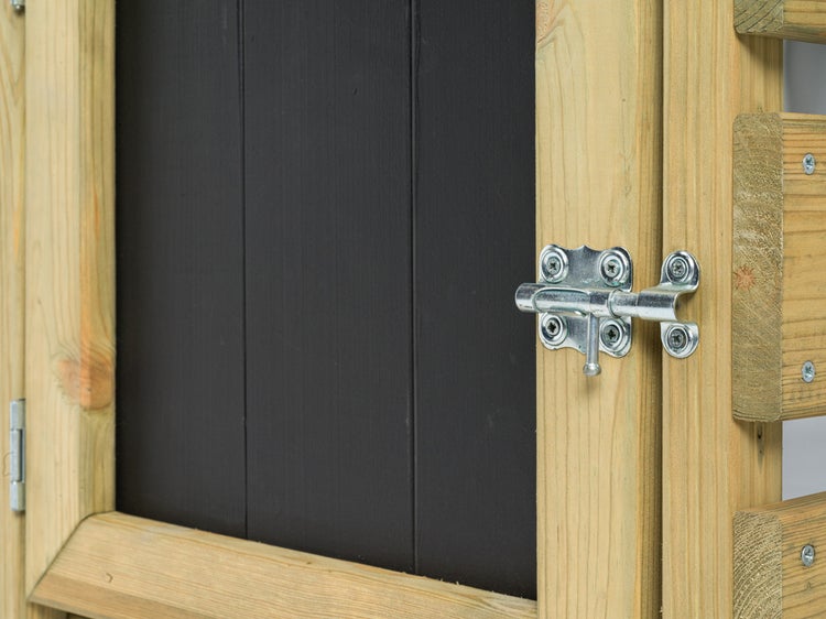 Detailansicht eines Holzzauns mit einem silberfarbenen Riegelverschluss