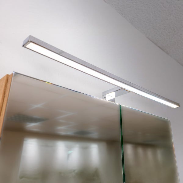 LED-Aufsatzleuchte auf Spiegelschrank im Badezimmer