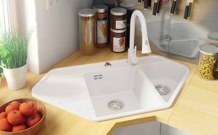 Küchenspüle mit Spültischarmatur auf einer Küchentheke mit Lebensmitteln