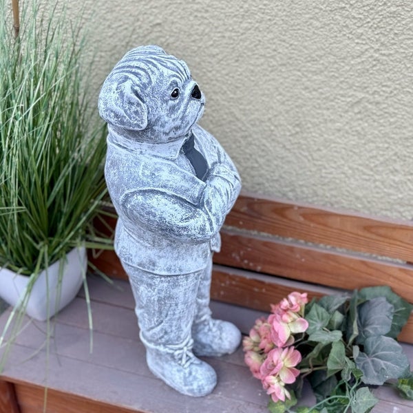Gartenfigur Mops in Anzug stehend als Dekoration aus Kunststein für den Außenbereich