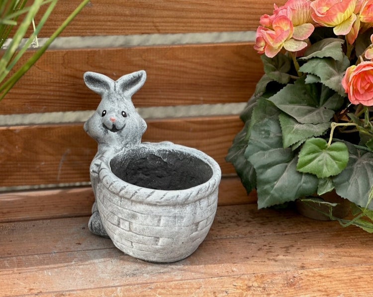 Deko-Pflanztopf in Hasenform mit einem geflochtenen Korb aus witterungsbeständigem Material für Garten und Balkon.