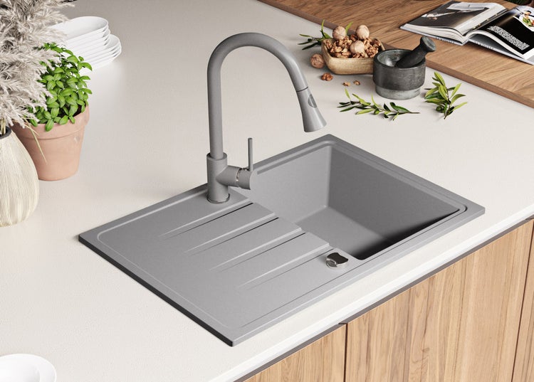 Spüle mit Abtropffläche und Wasserhahn auf einer Küchentheke