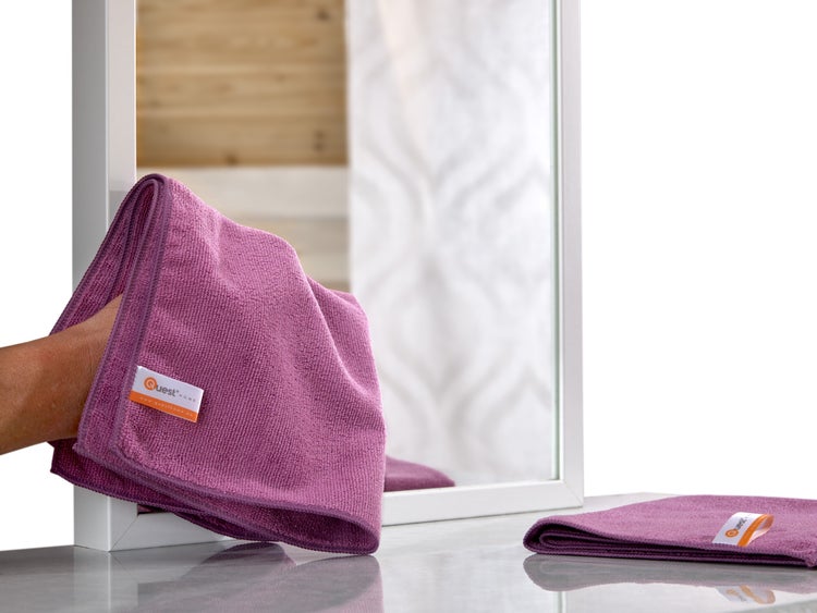 Mikrofasertuch zum Reinigen eines Spiegels im Badezimmer