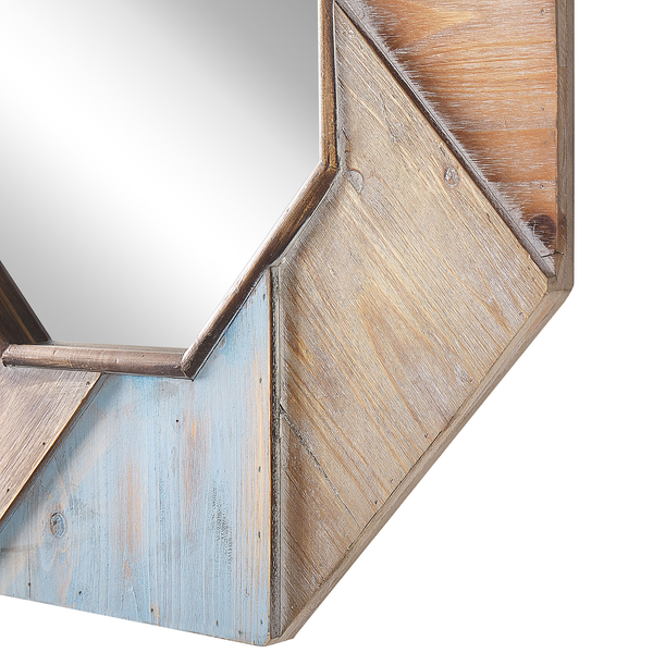 Detailansicht eines Spiegels mit Rahmen aus Holz