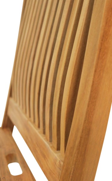 Detailansicht einer Holzgartenstuhl-Lehne mit Latten