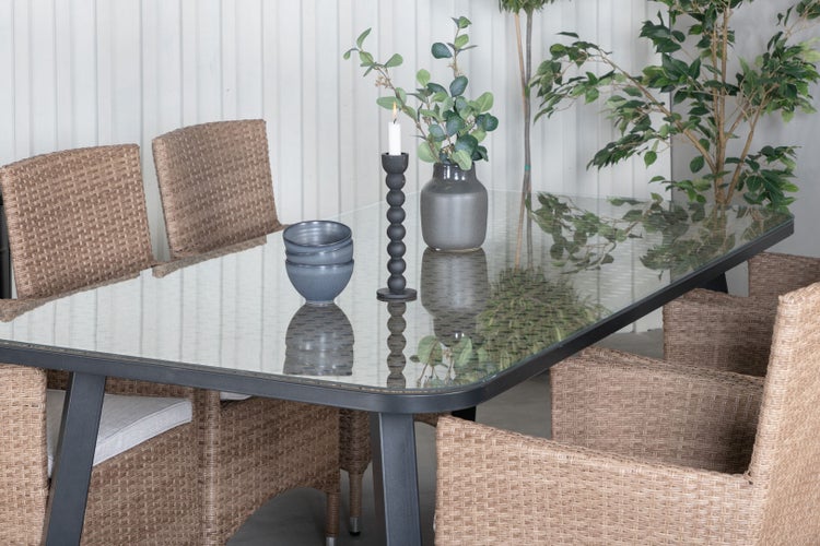 Gartensitzgruppe mit Rattanstühlen und Glastisch