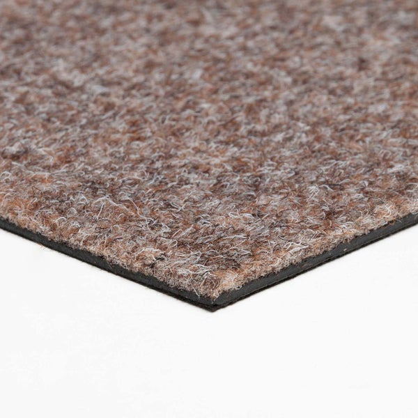 Detailansicht einer Nadelvlies-Teppichfliese mit Fokus auf die Materialstruktur und die Kante.
