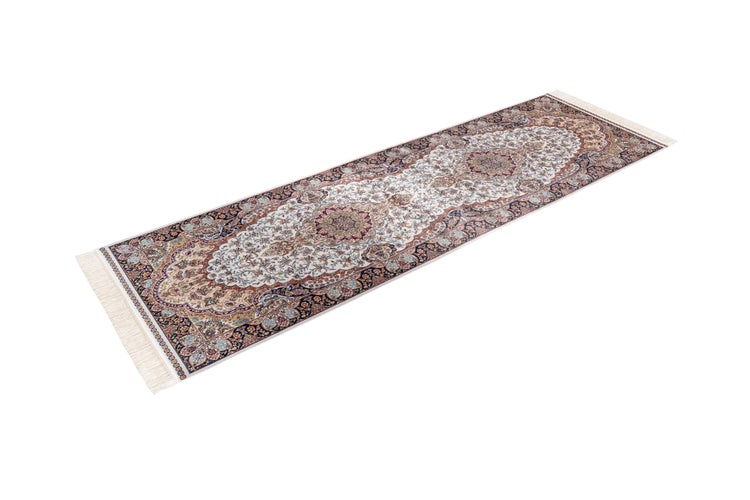 Langer Teppichläufer mit traditionellem orientalischem Blumenmuster und Fransen an beiden Enden.