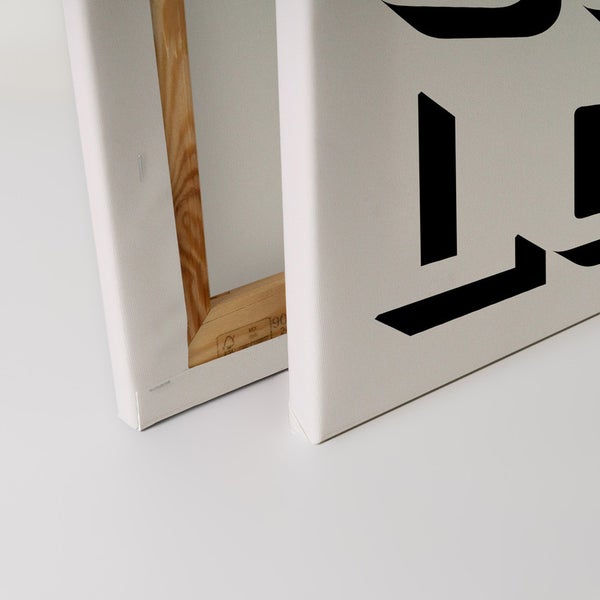 Detailansicht einer Leinwand mit Holzrahmen und Aufdruck