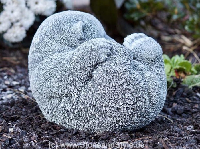 Steinfigur als schlafender Bär für den Garten aus wetterfestem Material.