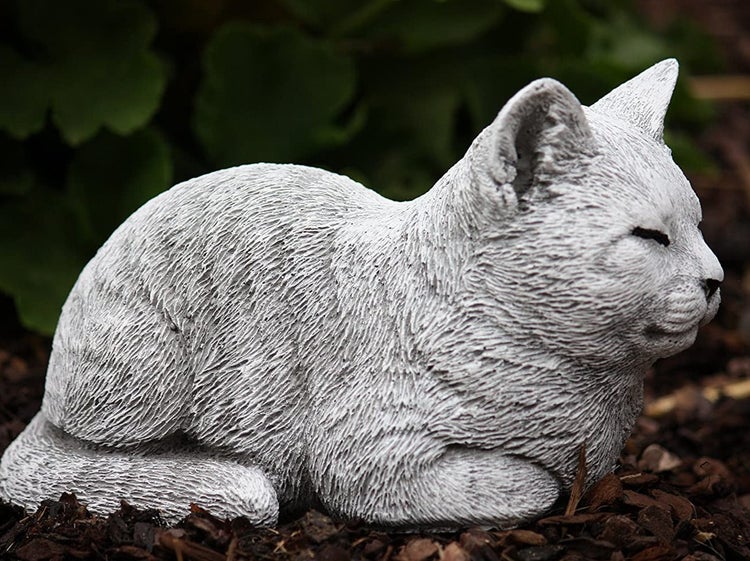 Dekorative Gartenfigur schlafende Katze aus Stein für den Außenbereich