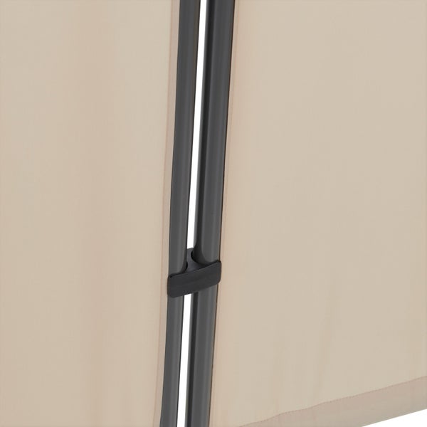 Detailansicht eines Pavillons mit Gestell und Stoffbespannung