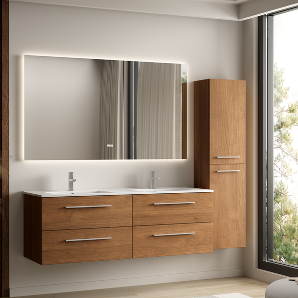 Modernes Badezimmermöbel Set mit Doppelwaschtisch, Holzoptik Unterschränken, hängendem Hochschrank und beleuchtetem Wandspiegel in einem Badezimmer.