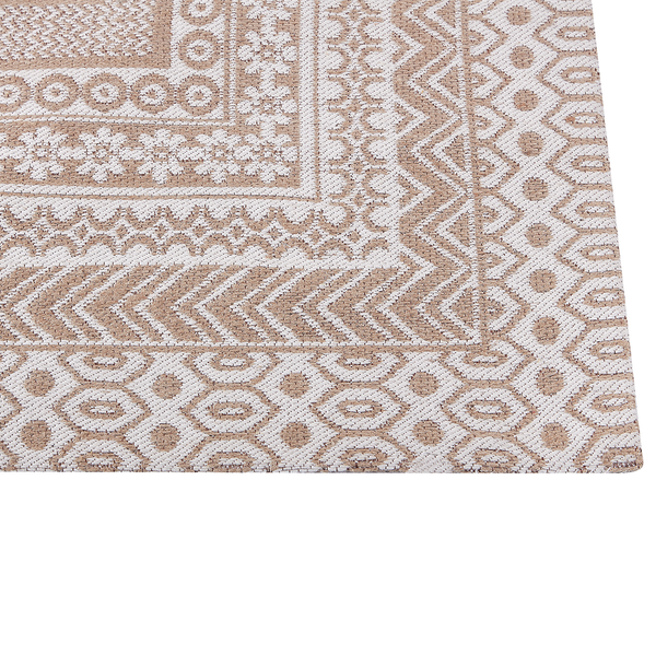 Teppich mit geometrischen Mustern, Zickzack und floralen Ornamenten in Beige und Weiß.