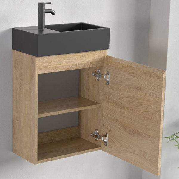 Hängender Waschbeckenunterschrank mit Holzoptik, aufgesetztem Waschbecken und Armatur bei geöffneter Schranktür.