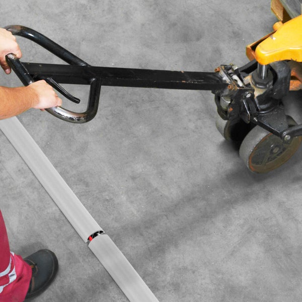 Detailansicht eines Teppichs mit Tier- und Pflanzenmotiven