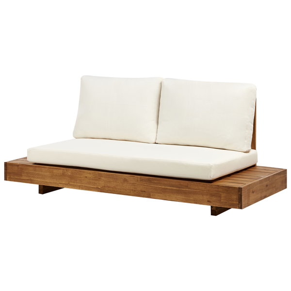Gartensofa aus Holz mit weißen Sitz- und Rückenkissen, Lounge-Möbel für den Außenbereich mit integrierten Ablagen an den Seiten.