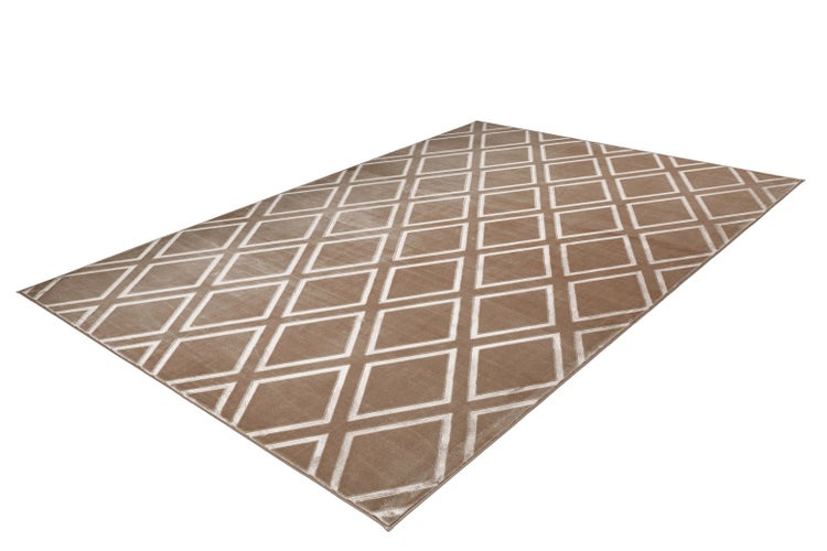 Nahaufnahme eines weichen, flauschigen Teppichs mit geometrischem Linienmuster und samtiger Textur.