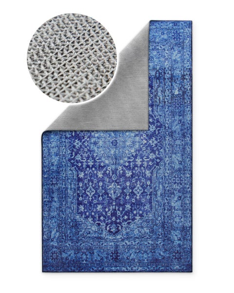 Blauer Teppich mit Orient-Muster und rutschhemmender Rückseite, Detailansicht der strukturierten Unterseite.