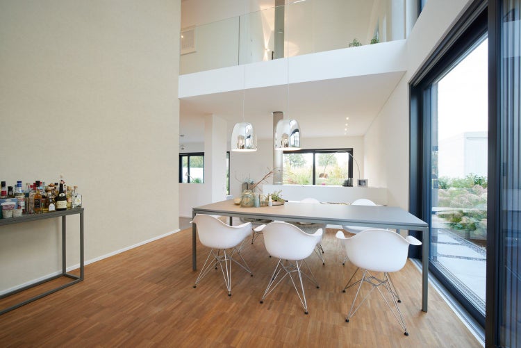 Dekorativer Weihnachtsbaum mit Sternen und Schleife als Weihnachtsschmuck