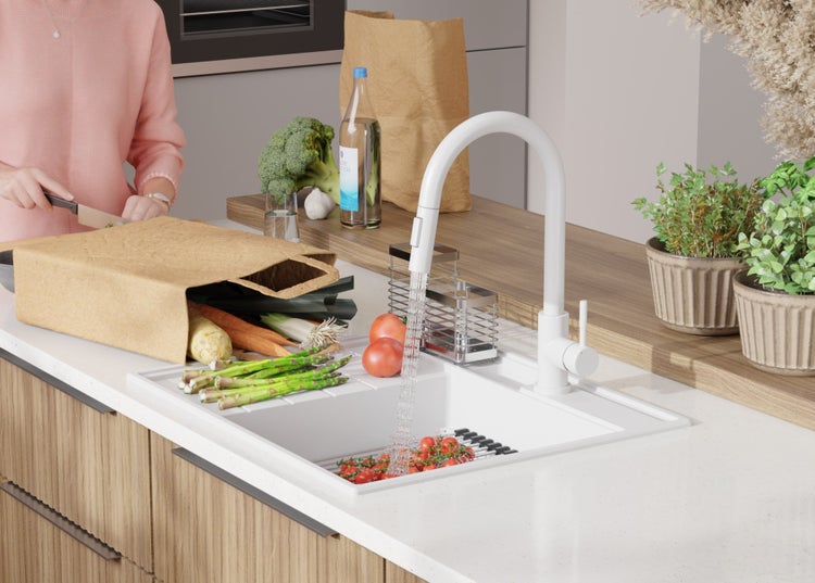 Szene einer Küche mit Spüle, Armatur und verschiedenen Gemüsesorten