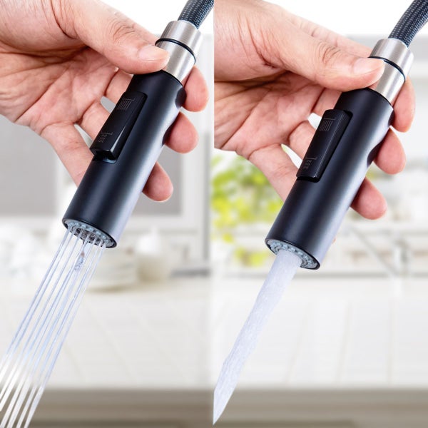 Küchenarmatur Ausziehbrause mit zwei Strahlarten in der Hand gehalten, Metall mit Schlauchanschluss.