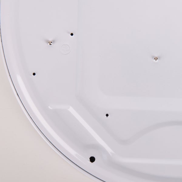 Schlafzimmer mit Bett, Schreibtisch und Nachttisch