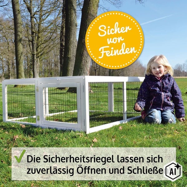 Kleintiergehege aus Holz mit Gitterelementen und Sicherheitsriegeln für den Außenbereich auf einer Wiese.
