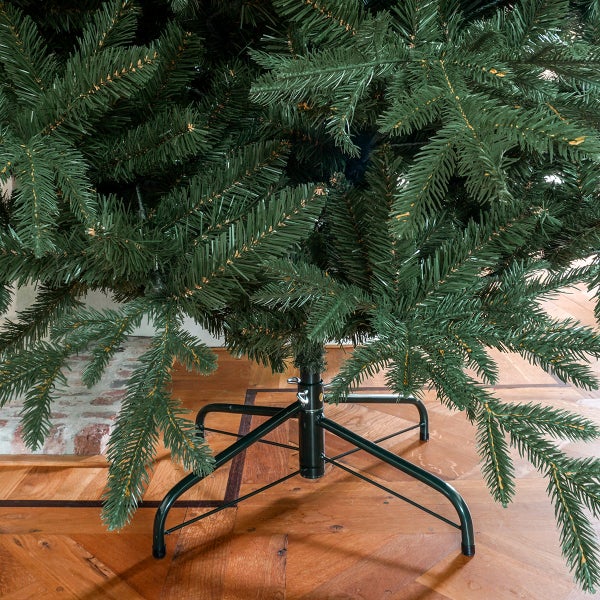 Detailansicht eines künstlichen Weihnachtsbaums mit Metallfuß