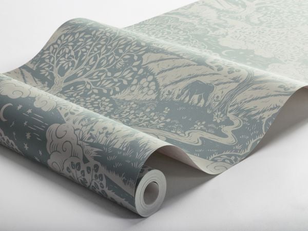 Tapete mit Landschaftsmuster, inklusive Bäumen, Hügeln und Tierdarstellungen