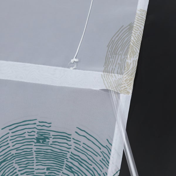 Detailansicht eines Rollos mit Fingerabdruckmuster