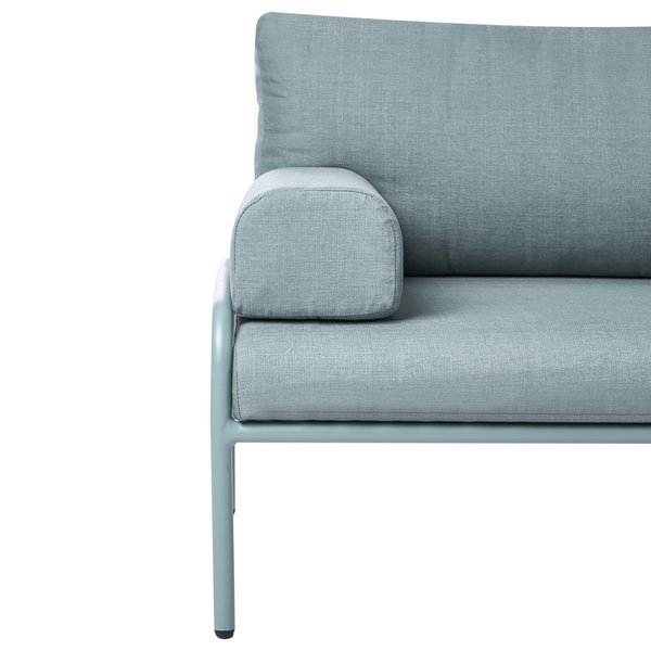 Detailansicht eines Gartensofas mit Textilbezug und Armlehne