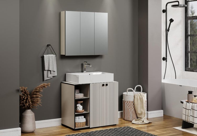 Modernes Badezimmer mit Waschtischunterschrank, Spiegelschrank und Badewanne