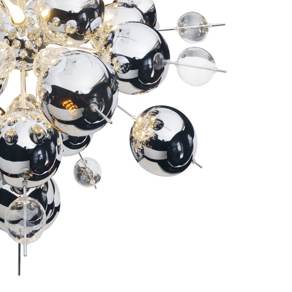 Moderne Lampe mit Chromkugeln und klaren Glaselementen
