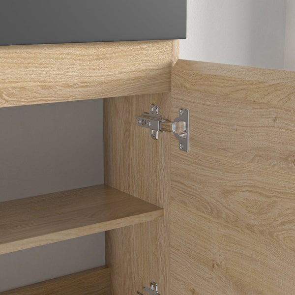 Geöffneter Badezimmerschrank mit Holzoptik und Metallscharnier.