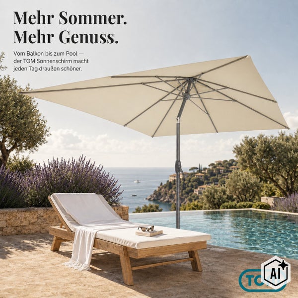 TOM Sonnenschirm neben einer Sonnenliege aus Holz an einem Pool mit Meerblick.