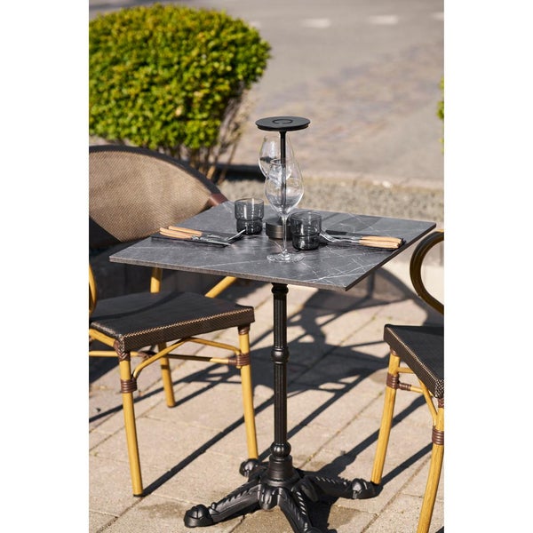 Quadratischer Bistrotisch mit zwei Stühlen und Tischgedeck im Aussenbereich