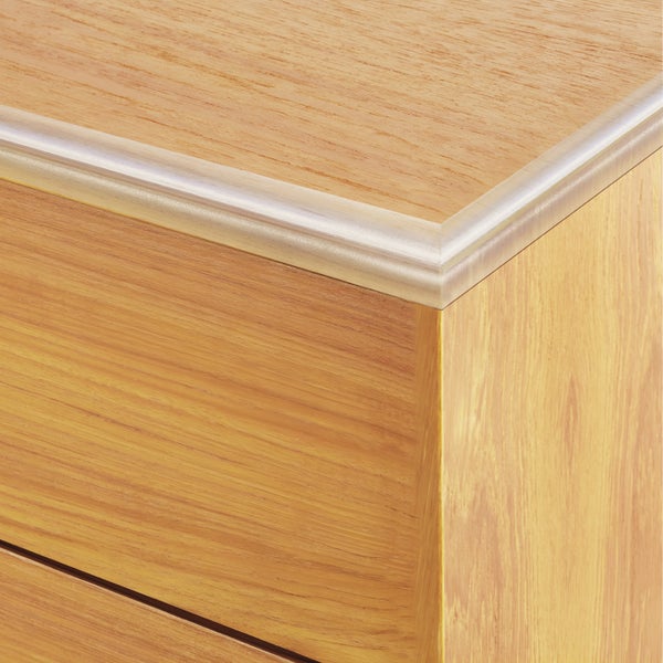 Detailansicht einer Kommode mit Holzoberfläche und abgerundeten Kanten