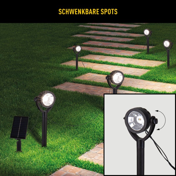 Schwenkbare Gartenleuchten mit Solarpanel entlang eines Gartenwegs