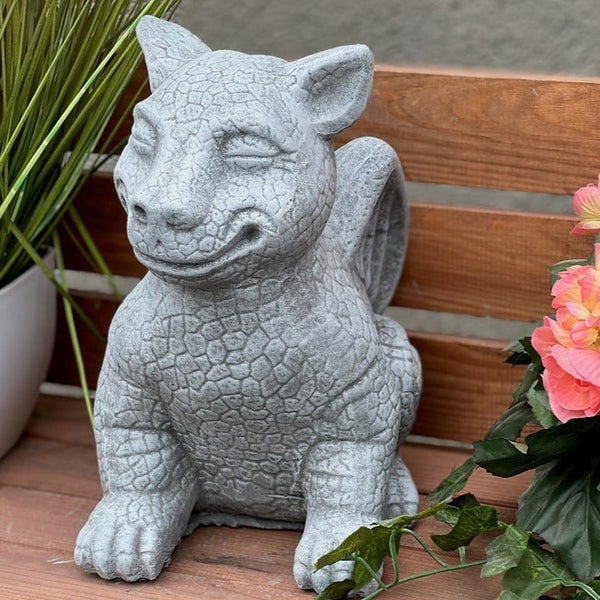 Dekorative Gartenfigur in Form eines sitzenden Drachen aus Stein für den Außenbereich