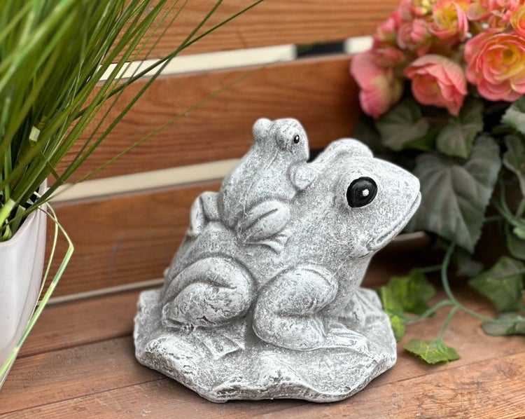 Gartenfigur Frosch mit Babyfrosch auf dem Rücken in Steinoptik, dekorative Tierfigur für den Außenbereich.