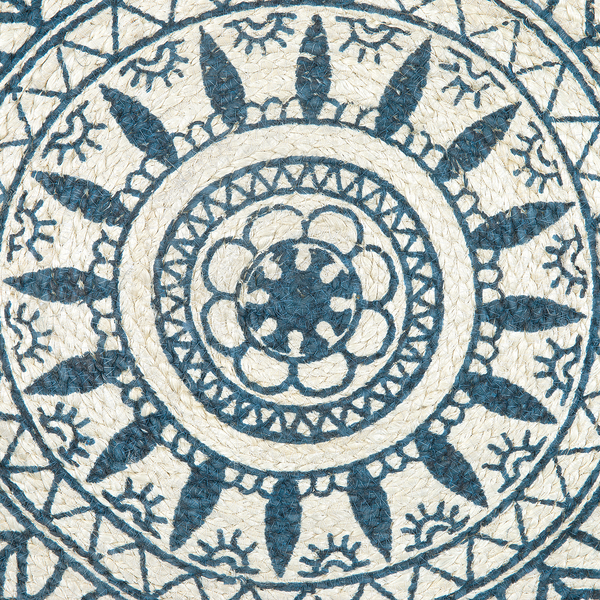 Detail eines runden Jute-Teppichs aus Naturfasern mit blauem Mandala-Muster.