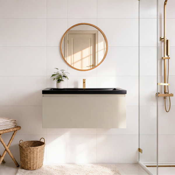 Modernes Badezimmer mit wandhängendem Waschtisch, rundem Spiegel, Armaturen und Duschkabine vor hellen Fliesen.
