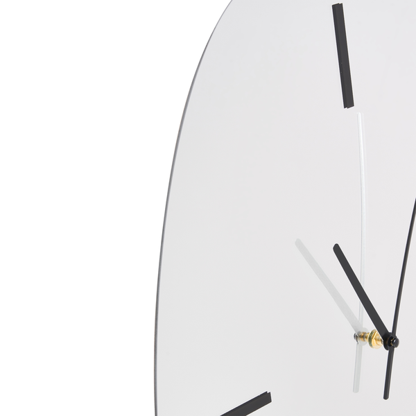 Detailaufnahme einer runden Wanduhr mit Stunden-, Minuten- und Sekundenzeiger