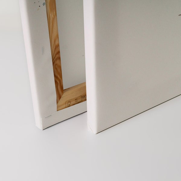 Zwei Keilrahmen von hinten mit Holzrahmen