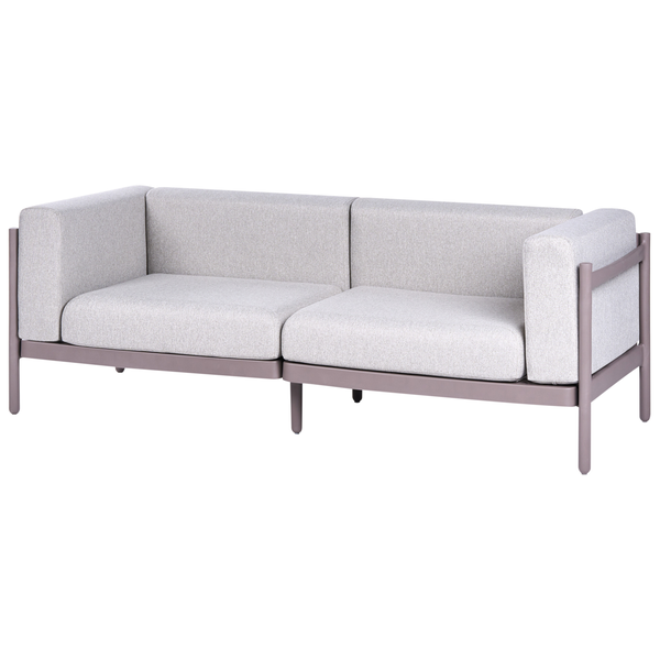 Modernes Outdoor-Zweisitzer-Sofa mit Metallgestell und hellgrauen Stoffpolstern.