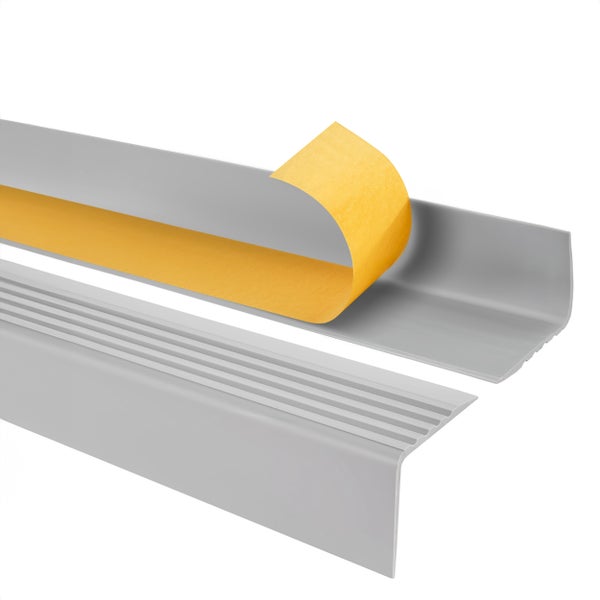 Graue Treppenkantenprofile mit Klebestreifen für die Montage