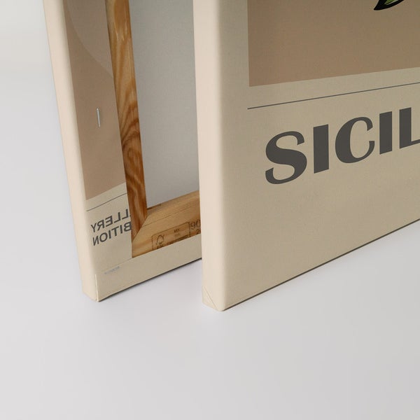 Detailansicht einer Leinwand mit Holzrahmen und dem Aufdruck "Sicily".