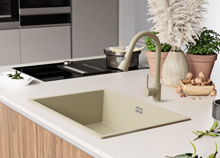 Küchenspüle aus Granit mit passender Armatur in einer hellen, modern eingerichteten Küche.