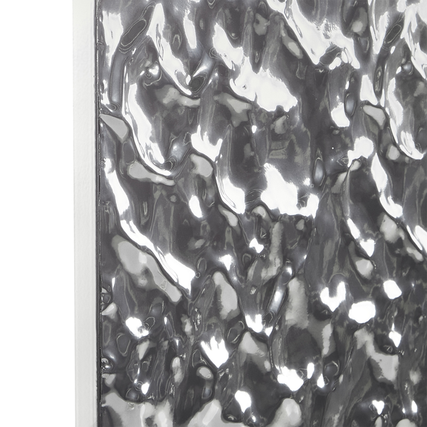 Nahaufnahme einer Glasfliese mit gewellter Oberfläche